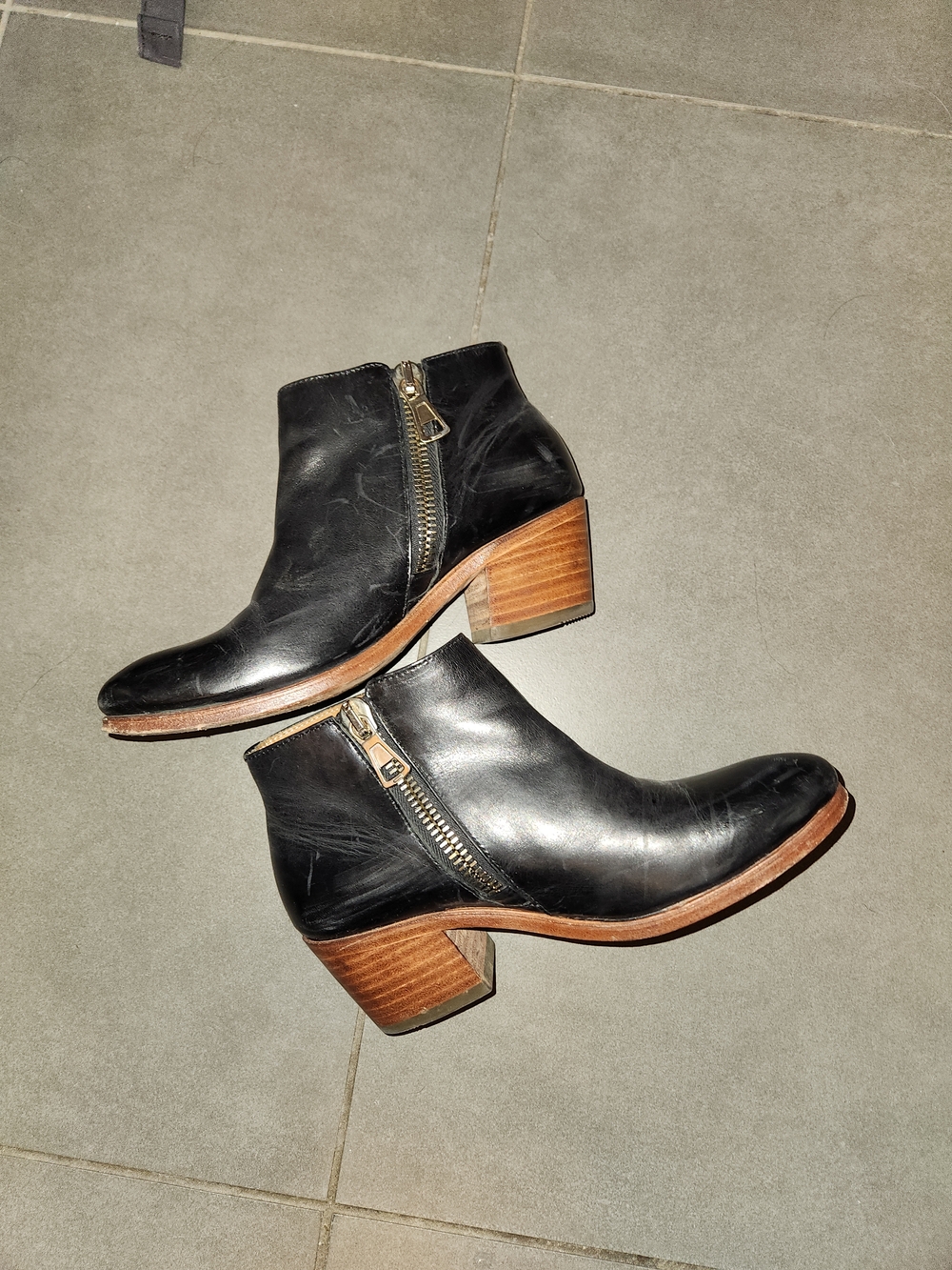 Black Leather Ankle Boot with Side Zip -Fluevog